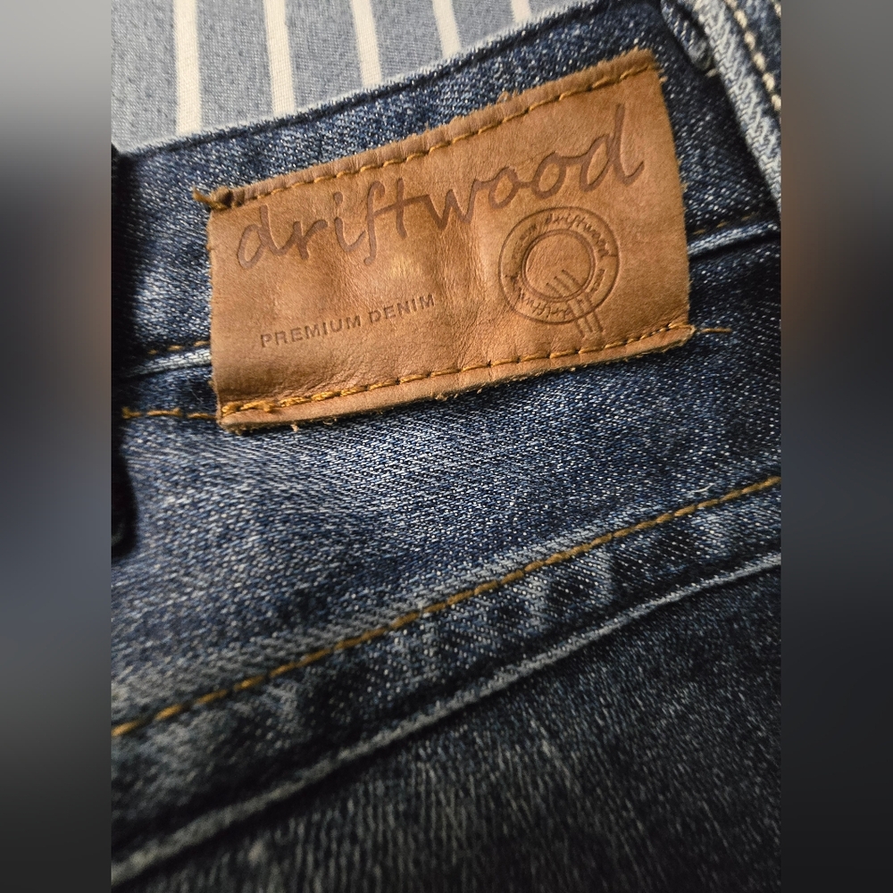 Driftwood Distressed Blue Jeans - Picture 6 of 9